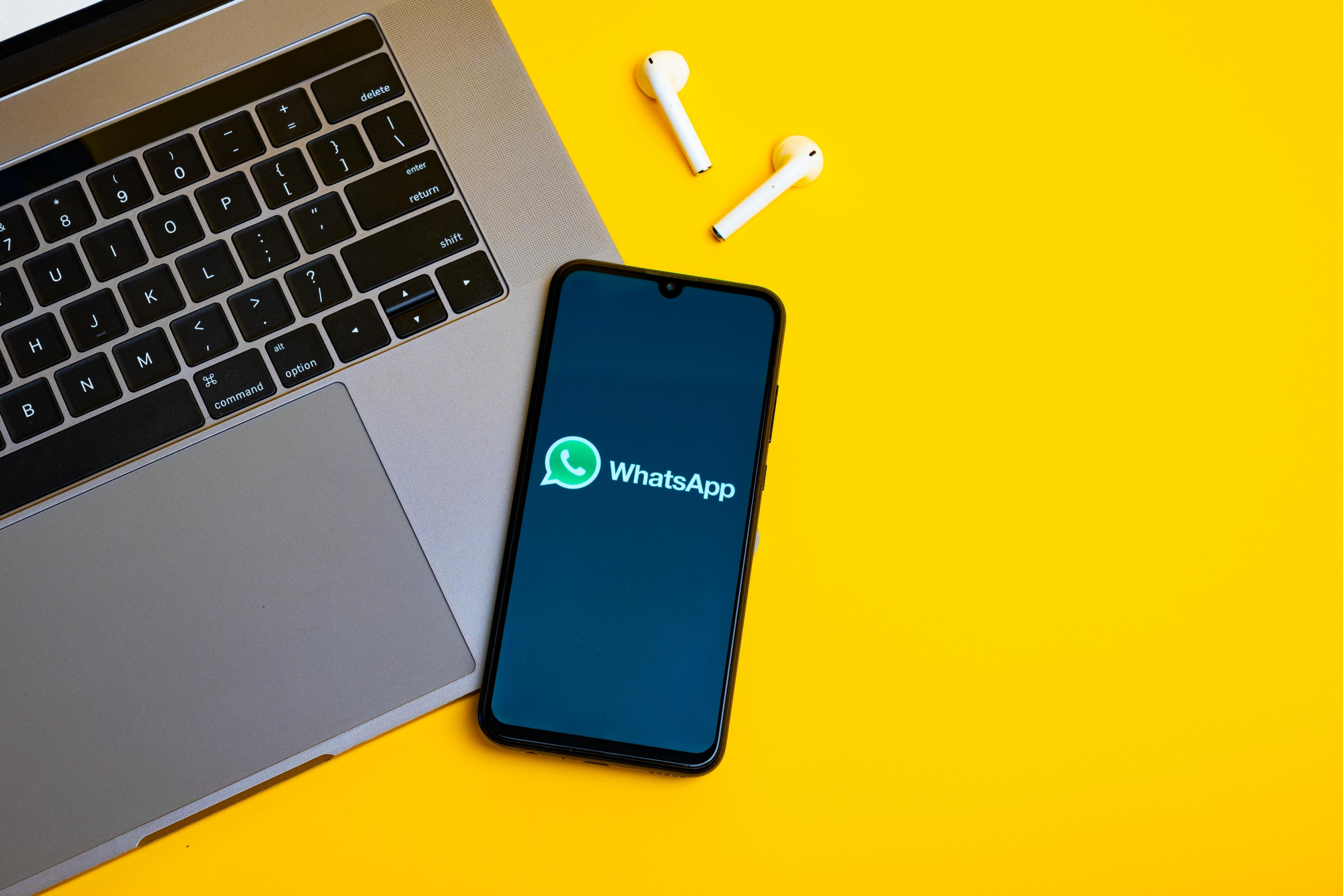 AI chatbot for e-commerce websites providing 24/7 customer service